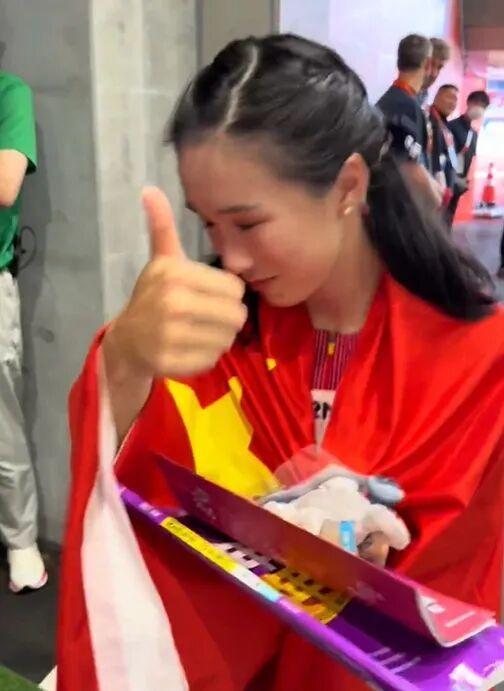 陈妤颉夺冠后收到五年高考三年模拟 粉丝创意礼物引发热议