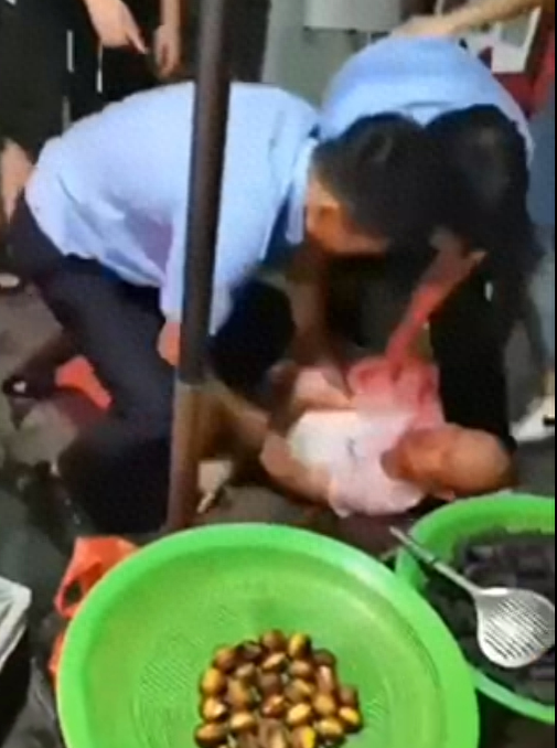 4人酒后在水果摊旁小便被阻，发生冲突后摊主挥刀砍人