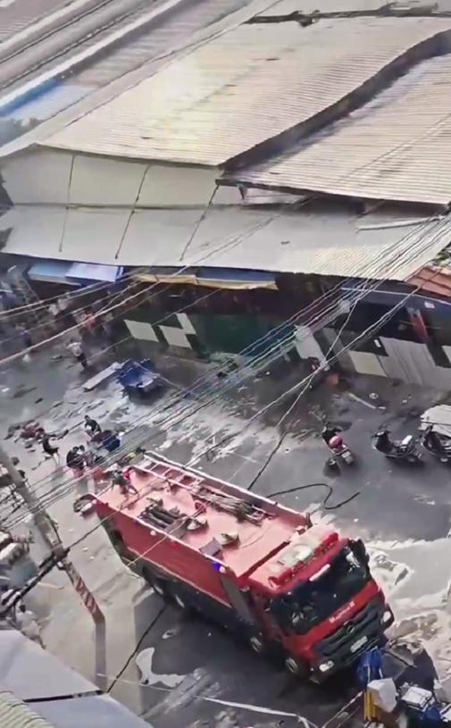 3名小孩大火中遇难 曾打电话求救 市场火灾致悲剧发生