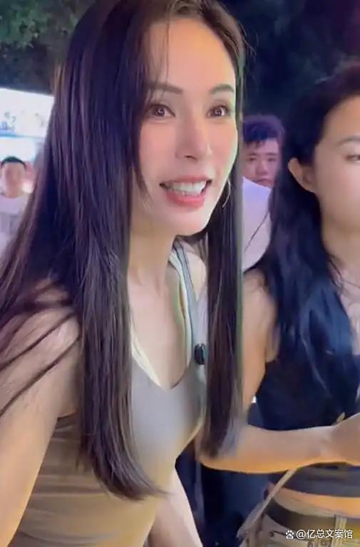 网友长沙夜市偶遇李若彤 冻龄女神的“吃货”觉醒