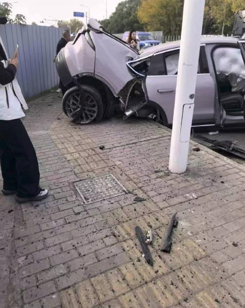 蔚來(lái)客服回應(yīng)汽車(chē)撞石墩致車(chē)體斷裂 事故現(xiàn)場(chǎng)驚人一幕