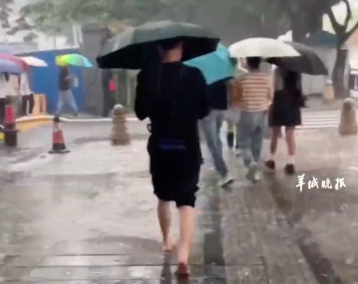 廣州打工人硬核應(yīng)對強(qiáng)降雨,！早高峰遇暴雨男生光腳上陣拼全勤