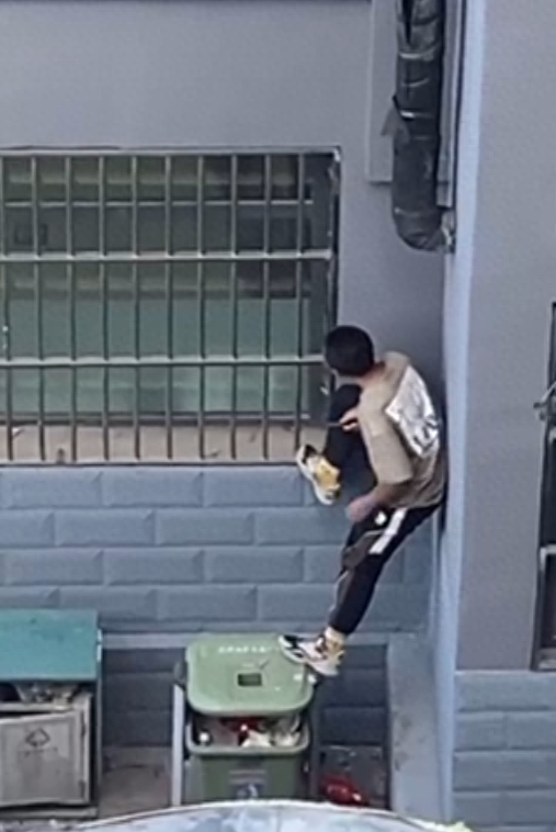校方回应男子偷窥女寝：正根据监控视频找人 已报警