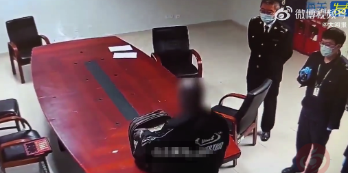 黑人小伙行李塞百万美元入境被查获 海关提醒