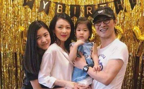 汪峰带女儿做亲子鉴定，章子怡真面目曝光，好后妈人设崩了？