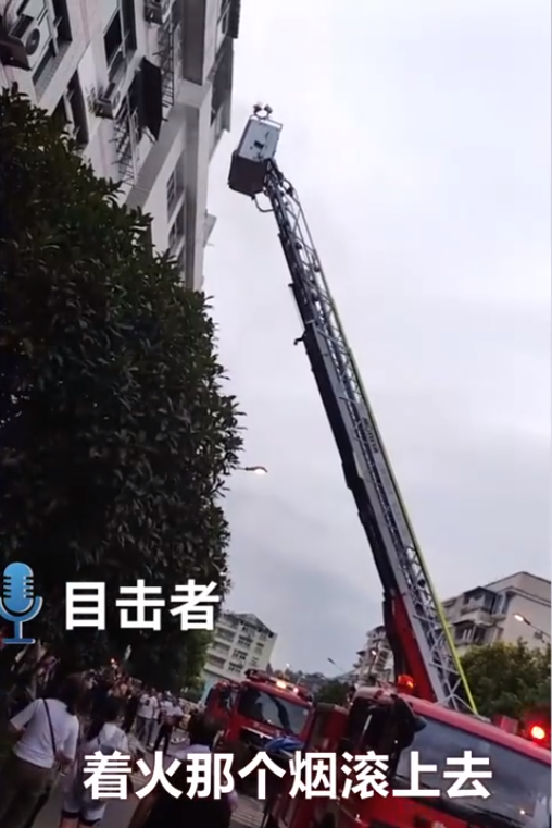 女子火灾中扔下婴儿被路人合力接住 网友：接住就好，心都紧了