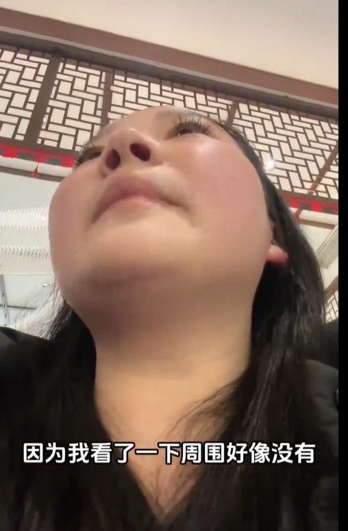 女子哭诉带2岁儿子去女浴室遭拒 单亲妈妈的无奈与困境