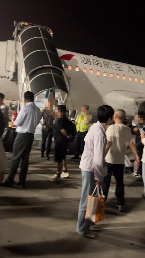 湖南航空一航班落地长沙后客舱冒烟 航司：旅客充电宝出现明火，及时扑灭，无人员受伤