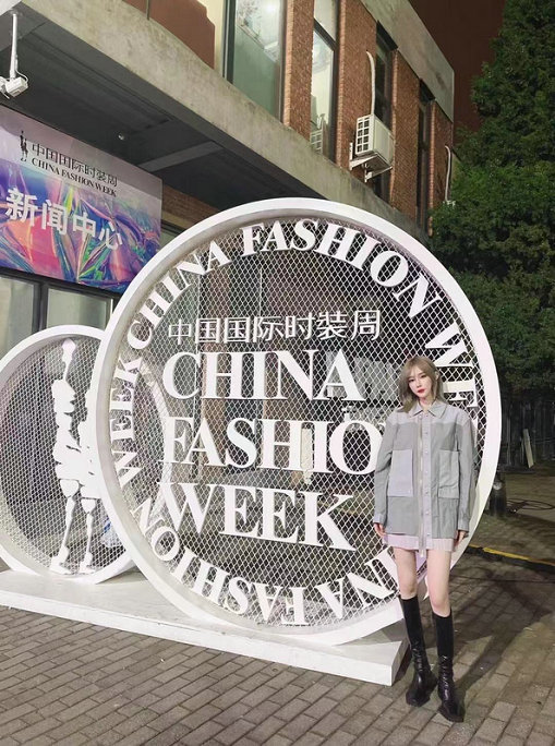 林西娅出席上海时装周 OST女神上线气场拉满