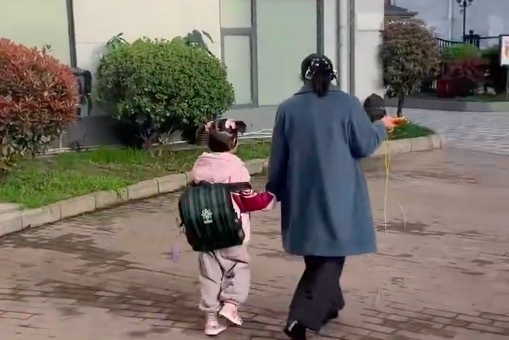 雇主付款后失联 保姆无偿当妈5年