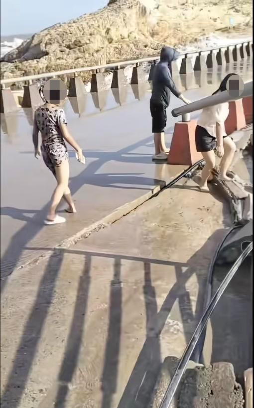 男孩被海浪卷走 疑似一家人翻越隔离 台风天冒险酿悲剧