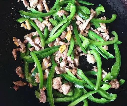 青椒肉丝先炒肉还是椒？顺序错了难怪柴，3步炒出饭店味