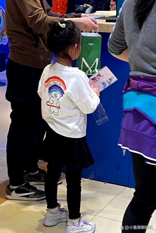 董子健带女儿去游乐场玩，俨然慈祥老父亲的既视感