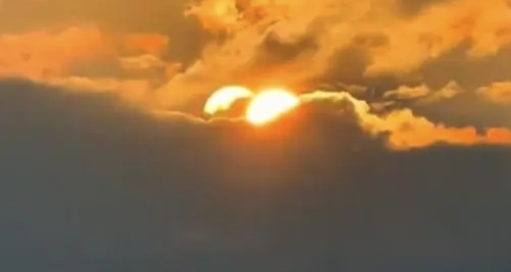 男子拍到“两个太阳”藏在云层中！网友：卡bug了？怪不得今年这么热