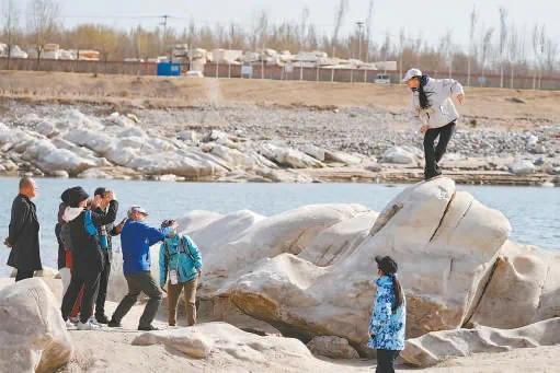 洪水冲出的巨石成爆火旅游景点 数百巨石造型多姿蔚为壮观