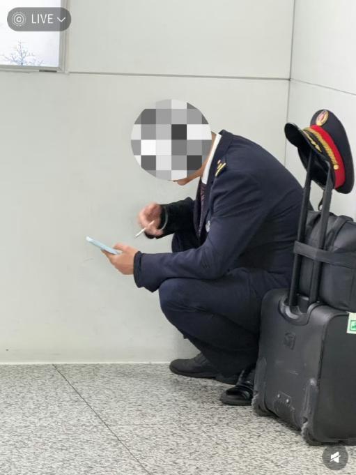 12306回应工作人员在站台吸烟