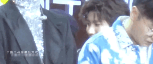 合体太难！王俊凯苦等冷风中 只为和千玺打个照面