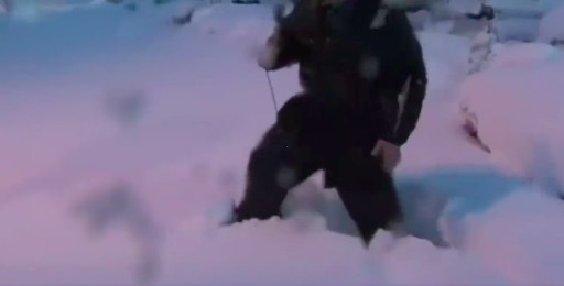 日本北海道暴雪 积雪超半米没过大腿