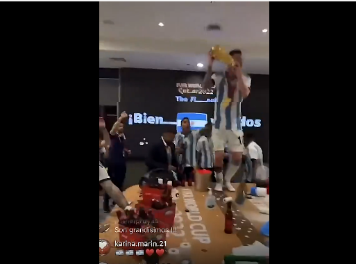 梅西激动跳上桌子庆祝 手拿大力神杯合唱跳舞庆祝