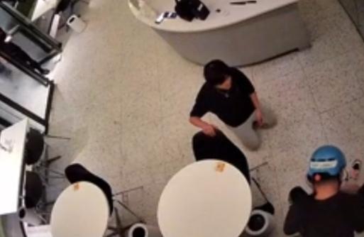 外卖员在出餐时殴打店员还被逼迫下跪，只因因出餐慢