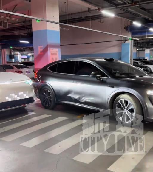 两辆华为鸿蒙智行车遥控泊车相撞 智能驾驶安全再引关注