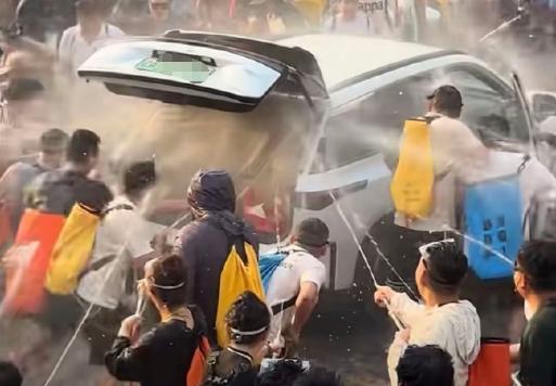 西双版纳泼水节多人强拉车门喷水 节日变味引争议