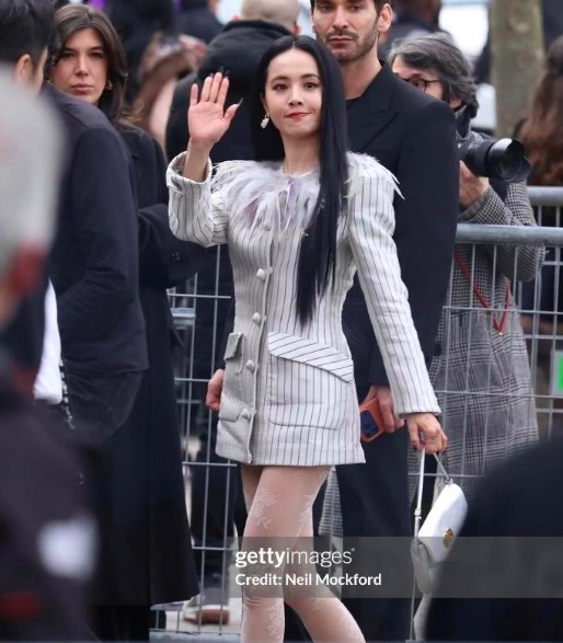 蔡依林亮相华伦天奴高定大秀 羽毛西装裙又酷又仙