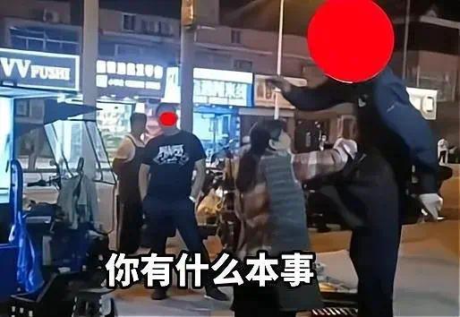 职业歧视？上海一小吃摊主嘲讽保安引争议：年纪轻轻干保安有什么本事