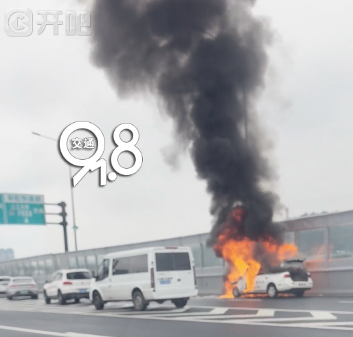 杭州一教练车高架上突发自燃 通城高架北向南路段受影响