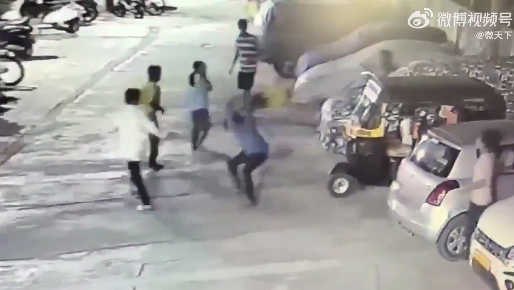 印度男子因邻里纠纷迁怒幼童 残暴猛摔4岁男童致重伤