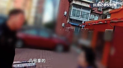 独居老人向保姆炫耀20多万的金条马上被偷走 