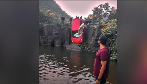 印度一汽车意外坠入瀑布 最终，车上父女被救出，只受了轻伤