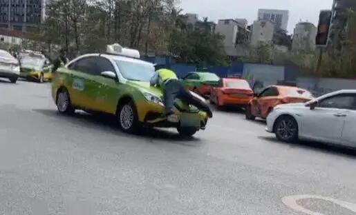 柳州一出租司机顶撞执法人员 拒检致伤案发