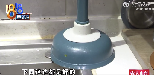 垃圾太油腻 一楼管道堵塞师傅称疏通得先刨土