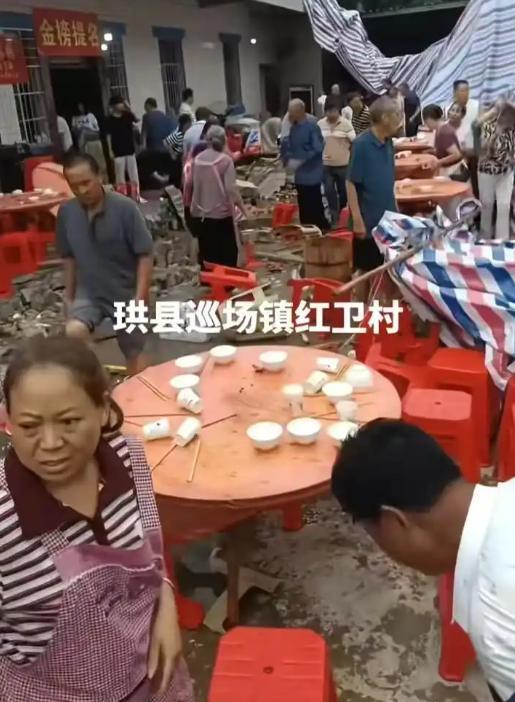 四川升学宴垮塌事故现场画面 喜事变丧事揪心瞬间