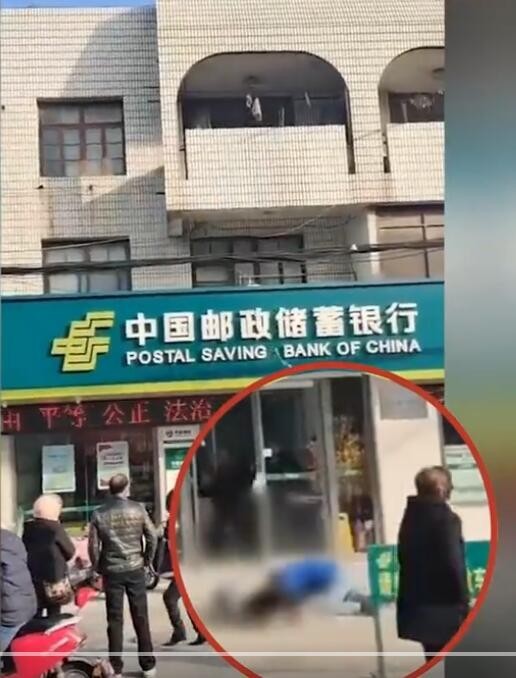 女孩跳楼过路男子扑救当肉垫