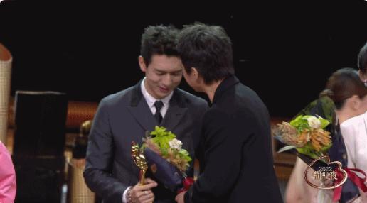 李现上台时扶迪丽热巴扶杨紫 双方粉丝彻底大和解了吧！两位姐姐都美！