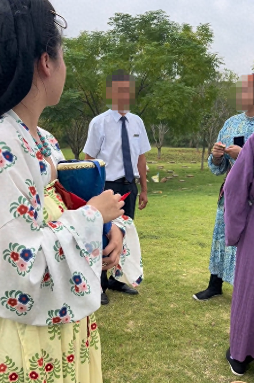 女子公园里穿汉服遭驱赶，被工作人员认为是日本装造