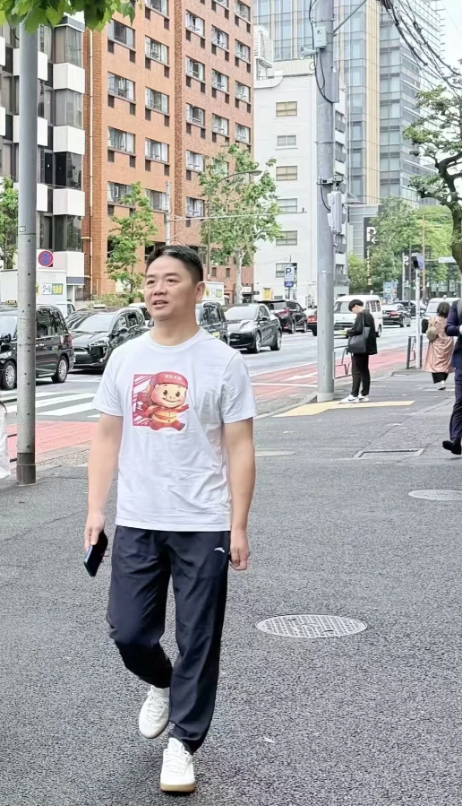 劉強(qiáng)東穿豬豬俠衣服在日本被偶遇 京東外賣聯(lián)名T恤引熱議