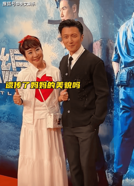 44岁谢霆锋和妈妈罕见同框！73岁狄波拉状态年轻，母子合影似姐弟