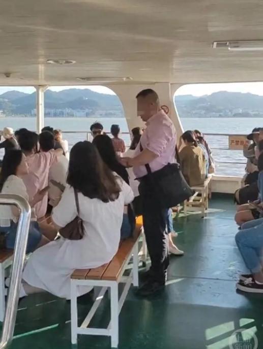 男子轮渡上骚扰女子后续 警方回应：他有精神病？