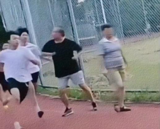 媒体评老人故意肘击跑步学生 倚老卖老引争议