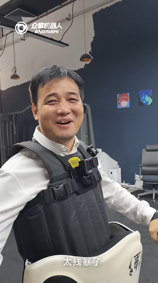 眾擎T800人形機(jī)器人踹翻自家CEO 引發(fā)網(wǎng)友熱議