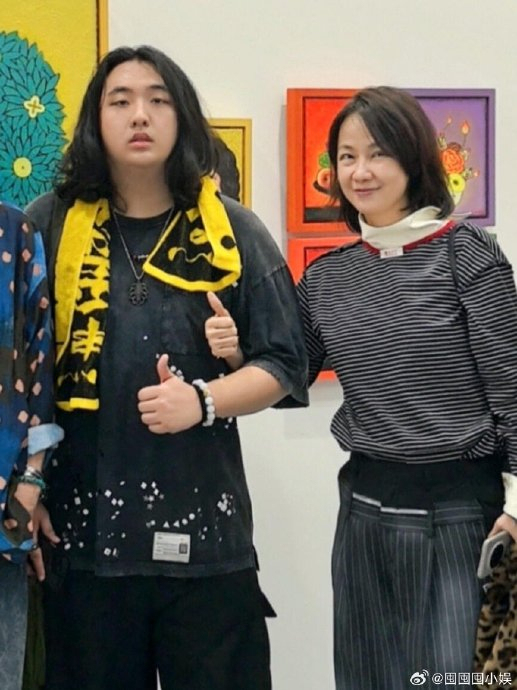 费曼和妈妈同框近照