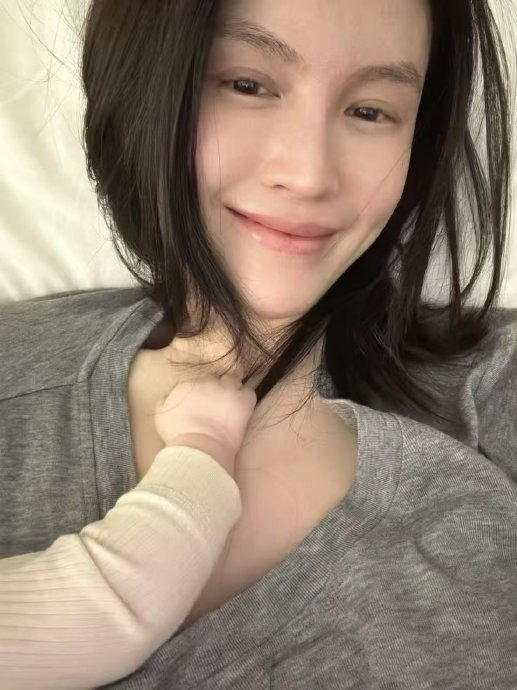 何穗妈妈给外孙织拖鞋