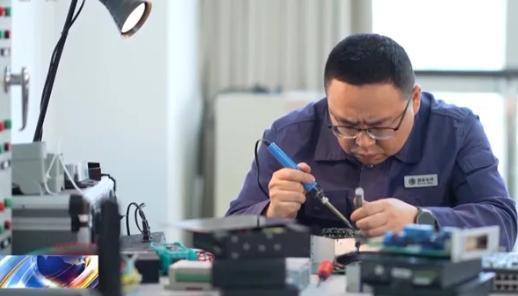 歐洲遭遇大停電時(shí),，萬(wàn)里之外的一位浙江電力工人上了“熱搜” 0.13秒恢復(fù)電力背后的中國(guó)技術(shù)
