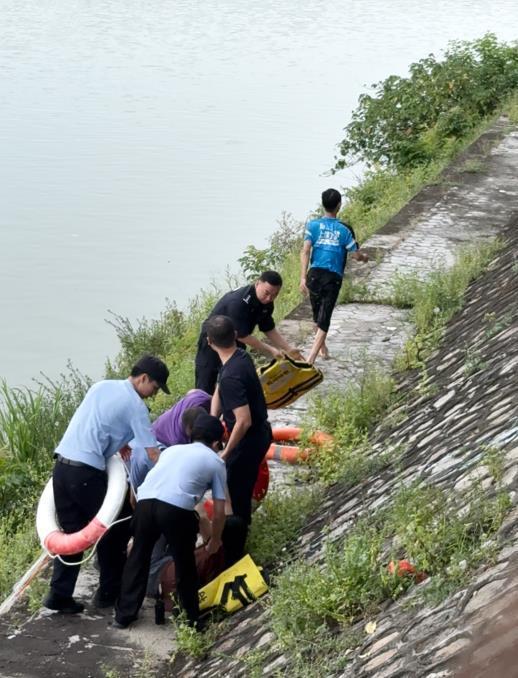 外賣員從10米高橋面跳河救人