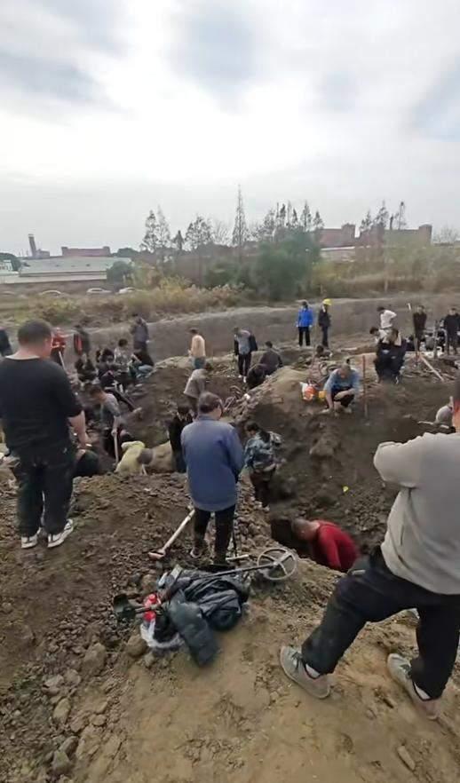 网传上海一老宅发现银元 现场挖掘引发关注