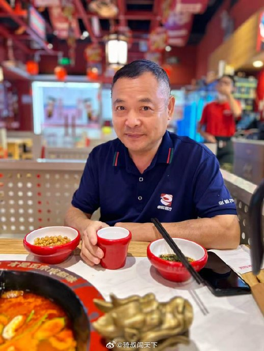 路人问模特张亮“麻辣烫你还有吧”