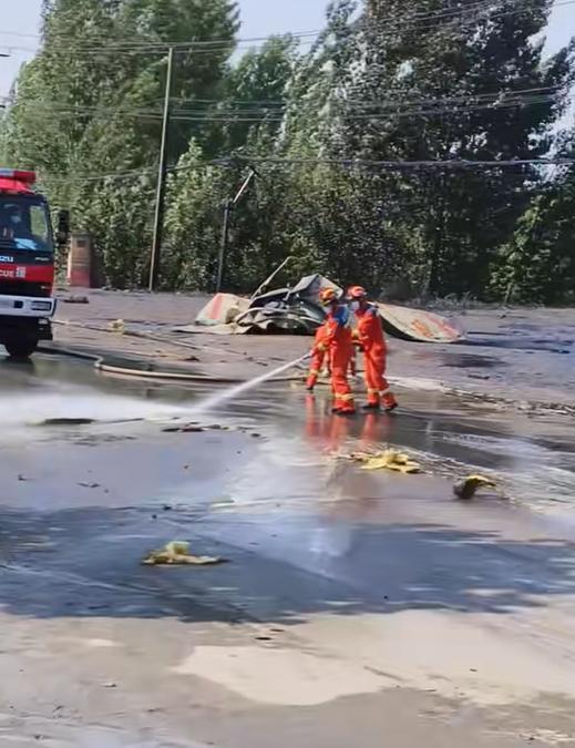 山东一地大罐车出事故不明液体外泄 紧急处置未影响环境